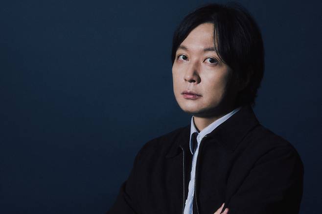 김병우 감독은 극 중 밀려오는 물이 흙탕물이 아닌 푸른색으로 표현된 이유에 대해서는 "단순히 물이 범람해서 오는 게 아니라 아파트 자체가 태평양 한 가운데로 들어갔다고 생각했다"며 "그 설정에 맞춰 곳곳에 물고기들도 배치한 것"이라고 밝혔다. 넷플릭스 제공