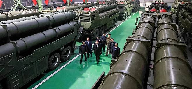 김정은 국무위원장이 지난 28일 중요 군수공업 기업소를 방문 무기전투기술기재 생산실태를 요해(파악)했다고 조선중앙통신이 30일 보도했다. 연합뉴스