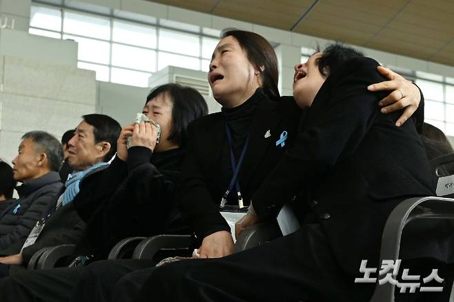 12.29 제주항공 여객기 참사 1주기인 29일 오전 전남 무안국제공항에서 추모식이 엄수되고 있는 가운데 추모식에 참석한 유가족들이 오열하고 있다. 사진공동취재단