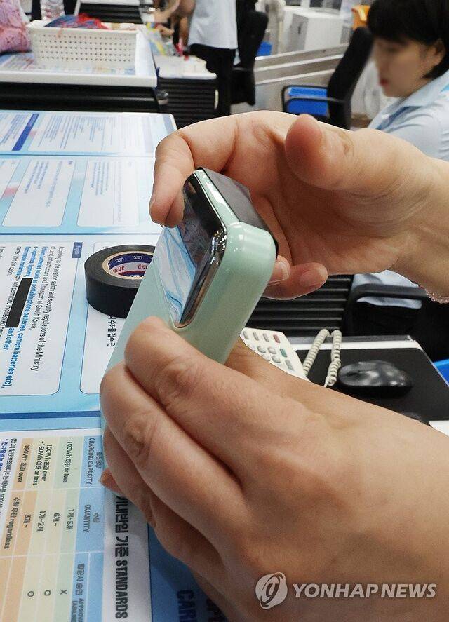 보조배터리는 단자 부분에 절연테이프를 붙이고 비닐봉지에 넣어 몸에 지녀야 한다. 사진은 기사의 특정 사실과 관련 없음. 연합뉴스