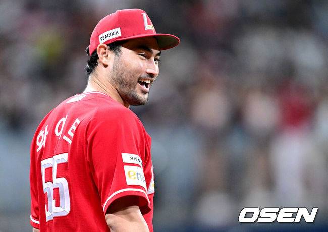 [OSEN=고척, 최규한 기자] 17일 서울 고척스카이돔에서 ‘2025 신한 SOL Bank KBO리그’ 키움 히어로즈와 SSG 랜더스의 경기가 열렸다.홈팀 키움은 김윤하, 방문팀 SSG은 미치 화이트를 선발로 내세웠다.6회말 무사 선두타자로 나선 키움 임지열을 내야 땅볼로 이끈 SSG 선발 미치 화이트가 야수들을 바라보며 미소짓고 있다. 2025.06.17 / dreamer@osen.co.kr