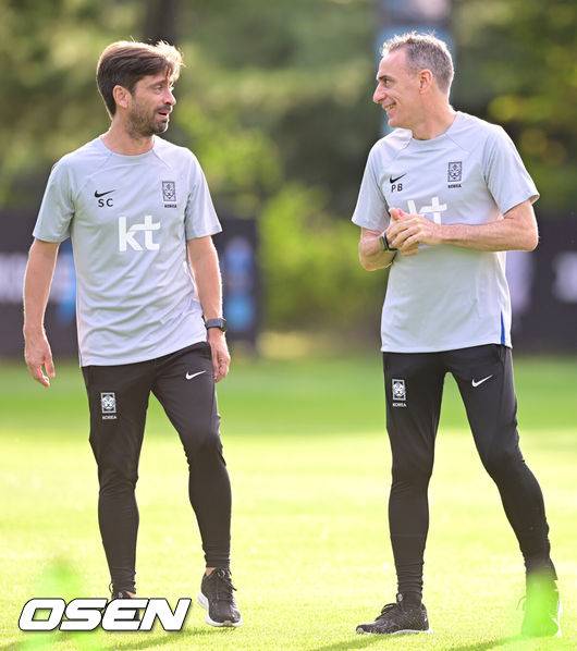 [OSEN=파주, 김성락 기자] 19일 오후 파울루 벤투 감독이 이끄는 축구대표팀이 파주 국가대표 트레이닝 센터(NFC)에 소집 후 훈련을 진행했다.대표팀 파울루 벤투 감독, 세르지우 코스타 수석코치가 이야기를 나누고 있다. 2022.09.19 /ksl0919@osen.co.kr