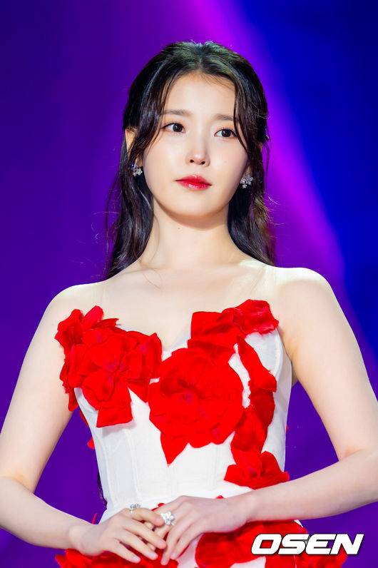 [OSEN=민경훈 기자] 29일 오후 서울 동대문 DDP 아트홀 1관에서 ‘2025 서울콘 에이판 스타 어워즈(2025 SEOULCON APAN STAR AWARDS)’가 열렸다.이 시상식은 지난 2012년 출범 이후 약 11년째 전통을 이어오며 전 세계 K-드라마 팬들과의 교류를 확대하고 산업 전반의 활력을 이끌어왔다. 지난해에 이어 올해도 배우 김승우와 방송인 박선영이 시상식 진행을 맡는다. 배우 아이유(이지은)가 포토타임을 하고 있다. 2025.12.29 / rumi@osen.co.kr