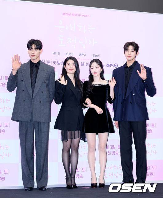 [OSEN=이대선 기자] 30일 오후 서울 마포구 스탠포드 호텔 서울에서 KBS 2TV 새 토일 미니시리즈 ‘은애하는 도적님아’ 제작발표회가 열렸다.어쩌다 천하제일 도적이 된 여인과 그녀를 쫓던 대군, 두 남녀의 영혼이 바뀌면서 서로를 구원하고 종국엔 백성을 지켜내는 위험하고 위대한 로맨스를 담은 KBS 2TV 새 토일 미니시리즈 ‘은애하는 도적님아’는 오는 2026년 1월 3일(토) 밤 9시 20분에 첫 방송된다.배우 홍민기, 남지현, 한소은, 문상민이 포토타임을 가지고 있다. 2025.12.30 /sunday@osen.co.kr