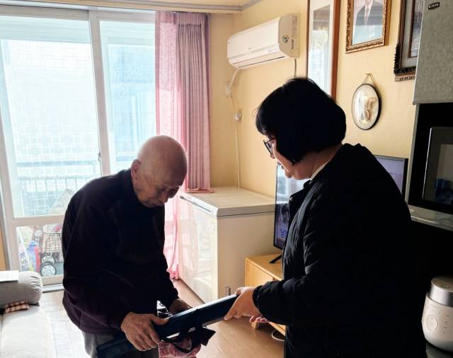 ▲ 경기 이천 이은미 부발읍장이 100세 어르신 가정을 방문해 격려품을 전달하고 있다. ⓒ 이천시