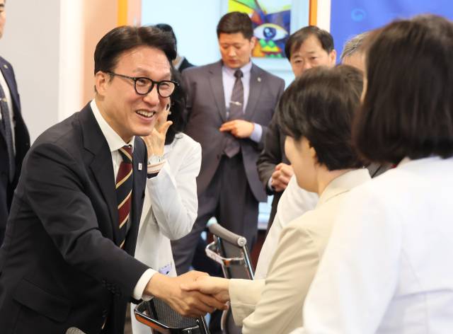 ▲자살위기대응 현장점검에 나선 김민석 국무총리가 30일 서울 광진구 국립정신건강센터에서 현안보고를 받기 전 참석자들과 인사를 나누고 있다. ⓒ연합뉴스