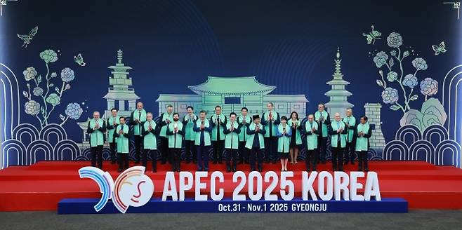 11월 1일 열린 경주 아시아태평양경제협력체(APEC) 정상회의에서 이 대통령 등 각국 정상들이 기념 촬영을 하고 있다.  연합뉴스