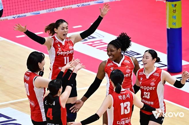 페퍼저축은행 선수들이 30일 광주 페퍼스타디움에서 열린 프로배구 V리그 여자부 홈 경기에서 GS칼텍스를 상대로 점수를 낸 뒤 기뻐하고 있다. 한국배구연맹 제공