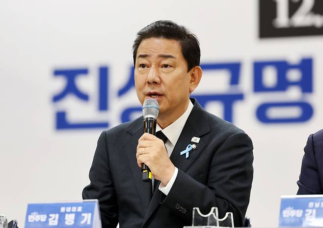 12·29 제주항공 여객기 참사 1주기인 29일 오전 전남 무안군 무안읍 승달문화예술회관에서 열린 더불어민주당 현장최고위원회의에서 김병기 원내대표가 발언하고 있다. ⓒ연합뉴스