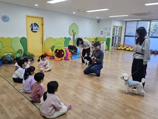 천안시가 30일 연암대학교와 함께 다양한 반려동물 생명존중 시민교육 프로그램 운영하고 있는 모습. ⓒ천안시 제공