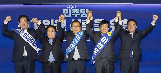 12월23일 서울 여의도 중앙당사에서 열린 더불어민주당 최고위원 선출을 위한 1차 합동연설회에서 최고위원 후보들이 기념 촬영하고 있다. 왼쪽부터 유동철, 문정복, 이건태, 이성윤, 강득구 후보 ⓒ연합뉴스