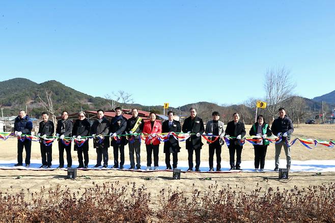 공영민 고흥군수가  ‘풍양 파크골프장’ 준공식을 성황리에 개최하고 테이프 컷팅식을 진행하고 있다. 사진제공|고흥군