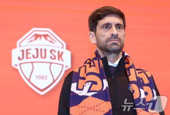 세르지우 코스타 감독이 지난 29일 오전 서울 강서구 메이필드호텔 아이리스홀에서 열린 제주 SK 감독 부임 기자회견에서 기념촬영에 임하고 있다. /사진=뉴스1