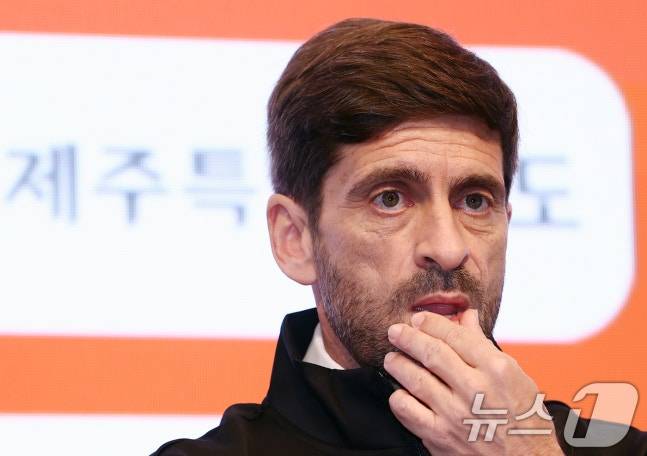 세르지우 코스타 감독이 지난 29일 서울 강서구 메이필드호텔 아이리스홀에서 열린 제주 SK 감독 부임 기자회견에서 취재진의 질의를 듣고 있다. /사진=뉴스1