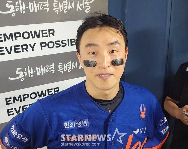 지난 8월 잠실 LG전을 마친 뒤 취재진과 만난 손아섭. /사진=박수진 기자