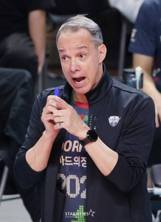 2025-2026 V-리그 남자부 우리카드 대 대한항공 경기가 28일 서울 장충체육관에서 열렸다. 우리카드 아마우리시오 감독이 작전 지시를 하고 있다. /사진=김진경 대기자