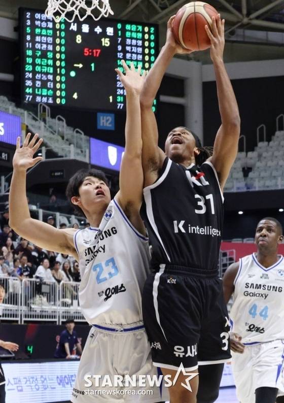 아이재아 힉스(오른쪽)가 30일 오후 7시 수원KT 소닉붐 아레나에서 열린 2025~2026시즌 LG전자 프로농구 정규리그 경기에서 상대 블락을 피해 골밑슛을 시도하고 있다. /사진=김진경 대기자