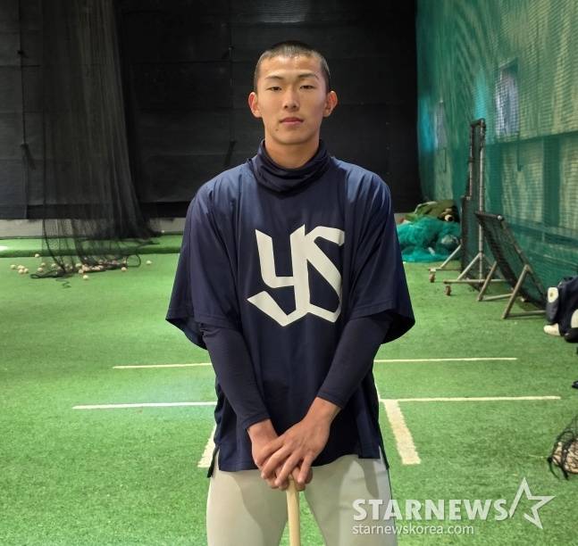 유신고 조희성이 지난 25일 유신고 야구부 체력단련실에서 스타뉴스와 만나 포즈를 취하고 있다. /사진=김동윤 기자