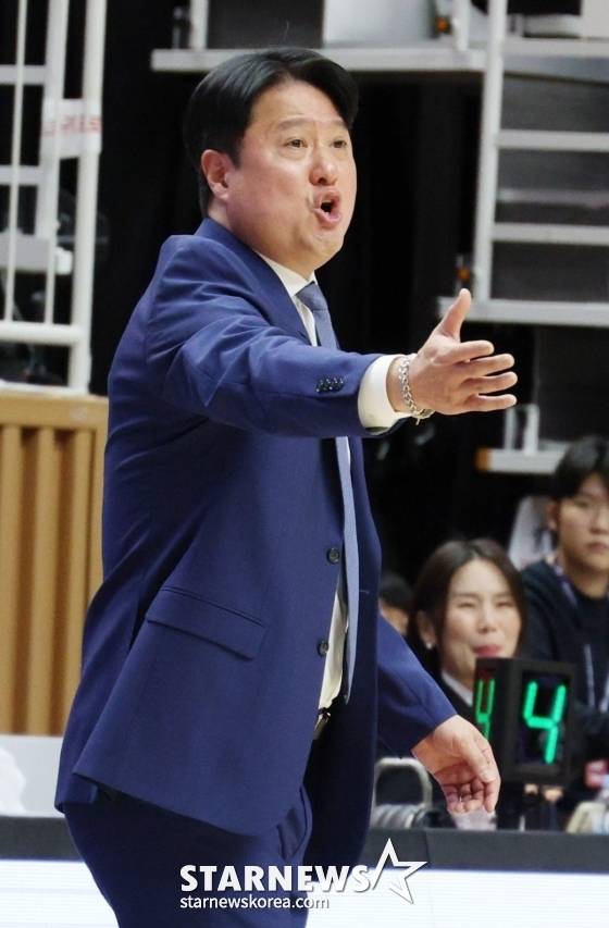 문경은 수원KT 감독이 30일 오후 7시 수원KT 소닉붐 아레나에서 열린 2025~2026시즌 LG전자 프로농구 정규리그 경기 중 손짓하고 있다. /사진=김진경 대기자