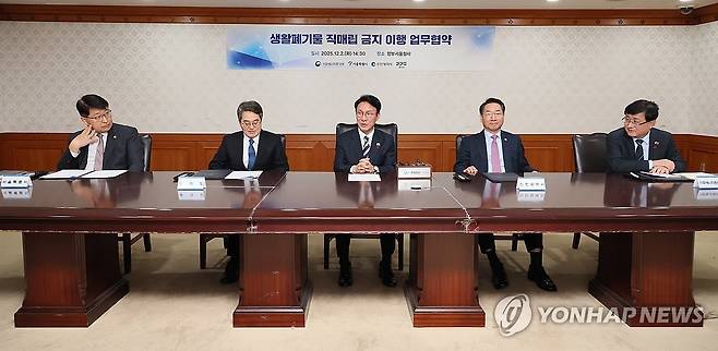 생활폐기물 직매립 금지 관련 업무협약 체결식 (서울=연합뉴스) 이정훈 기자 = 김민석 국무총리가 2일 서울 종로구 정부서울청사에서 열린 생활폐기물 직매립 금지 관련 업무협약 체결식에서 발언하고 있다. 왼쪽부터 김태균 서울시 행정1부시장, 김동연 경기도지사, 김 총리, 유정복 인천시장, 김성환 기후에너지환경부 장관. 2025.12.2 uwg806@yna.co.kr