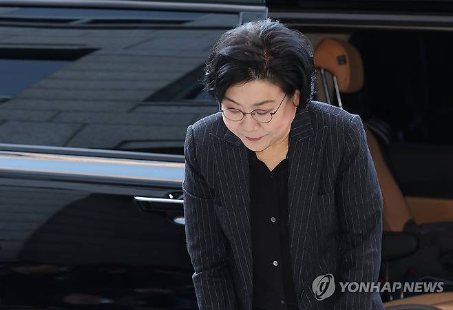 인사하는 이혜훈 후보자 (서울=연합뉴스) 서명곤 기자 = 이혜훈 기획예산처 장관 후보자가 30일 오전 서울 중구 예금보험공사에 마련된 인사청문회 준비 사무실로 출근하며 인사를 하고 있다. 
    이 후보자는 "내란은 민주주의를 파괴하는 불법적 행위"라며 "그러나 당시에는 내가 실체를 제대로 파악하지 못했다"고 사과했다. 2025.12.30 seephoto@yna.co.kr