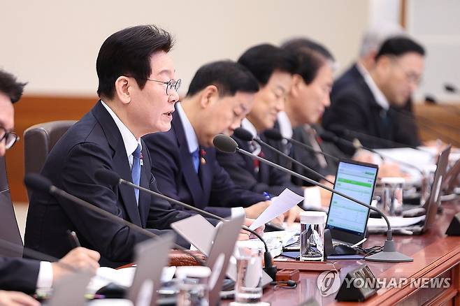 이재명 대통령, 국무회의 발언 (서울=연합뉴스) 한상균 기자 = 이재명 대통령이 30일 청와대에서 열린 국무회의에서 발언하고 있다. 2025.12.30 [청와대통신사진기자단] xyz@yna.co.kr