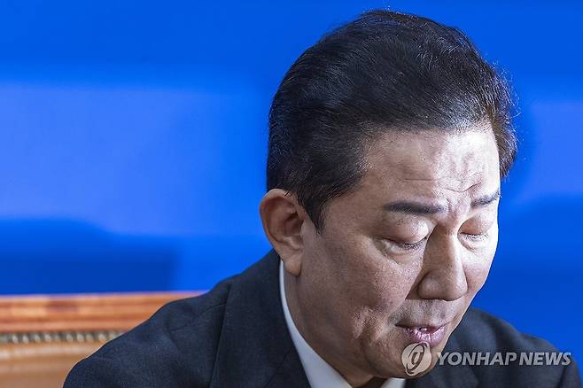 각종 의혹에 사퇴 의사 밝히는 김병기 원내대표 (서울=연합뉴스) 황광모 기자 = 더불어민주당 김병기 원내대표가 30일 국회에서 열린 민주당 원내대책회의에서 본인 의혹 관련해 사퇴 의사를 밝히고 있다. 2025.12.30 hkmpooh@yna.co.kr