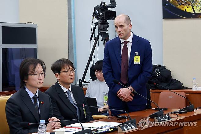 새벽배송 사고 희생자 유족에게 사과 뜻 전하는 쿠팡 대표이사 (서울=연합뉴스) 신현우 기자 = 30일 국회에서 열린 쿠팡 침해사고 및 개인정보 유출, 불공정 거래, 노동환경 실태 파악과 재발 방지 대책 마련을 위한 청문회에서 해롤드 로저스 쿠팡 대표이사가 쿠팡 새벽배송을 하다 사고로 숨진 고 오승용 씨 유족에게 사과의 뜻을 밝히고 있다. 왼쪽은 주병기 공정거래위원장과 박대준 전 쿠팡 대표. 2025.12.30 nowwego@yna.co.kr