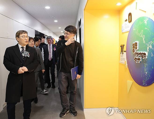 시설 둘러보는 정근식 서울시교육감 (서울=연합뉴스) 정근식 서울시교육감이 30일 서울 중랑구 중화중학교 내 새롭게 문을 연 동부 수학과학융합교육센터 개소식에서 시설을 살펴보고 있다. 2025.12.30 [서울시교육청 제공. 재판매 및 DB 금지] photo@yna.co.kr