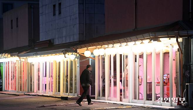 지자체의 명분에는 이 공간에서 밥을 먹고 잠을 자는 사람들이 존재한다는 사실이 지워져 있다. 파주시 용주골 성매매 집결지 전경. /경인일보DB