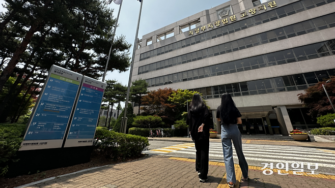 의정부지법 고양지원 형사6단독(최동환 판사)은 공무집행방해 혐의로 기소된 성노동자 별이(이하 활동명)씨에게 징역 4개월에 집행유예 2년, 인권활동가 여름씨에게 무죄를 선고했다. 사진은 2025년 6월 18일 별이씨와 여름씨가 최종 변론을 위해 법원에 출석하는 모습. /경인일보DB