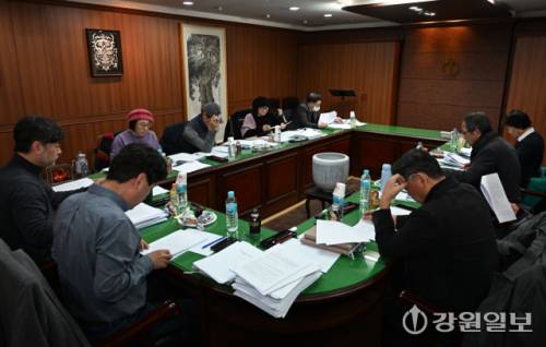 ◇2026 신춘 문예 심사위원들이 16일 강원일보사에서 접수작들을 읽고 있다. 신세희기자