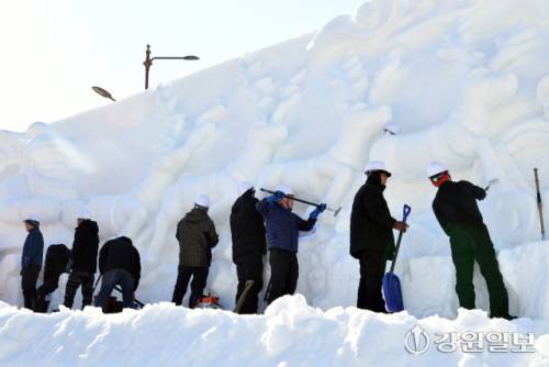 2025년 마지막 날인 31일, 화천산천어축제장에서 축제 개막 열흘을 앞두고 거대한 눈조각 작품 조성이 한창 진행되고 있다. 2026 얼음나라 화천산천어축제는 새해 1월 10일부터 2월1일까지 23일 간 열린다.