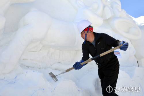 2025년 마지막 날인 31일, 화천산천어축제장에서 축제 개막 열흘을 앞두고 거대한 눈조각 작품 조성이 한창 진행되고 있다. 2026 얼음나라 화천산천어축제는 새해 1월 10일부터 2월1일까지 23일 간 열린다.