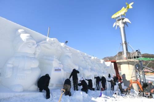 2025년 마지막 날인 31일, 화천산천어축제장에서 축제 개막 열흘을 앞두고 거대한 눈조각 작품 조성이 한창 진행되고 있다. 2026 얼음나라 화천산천어축제는 새해 1월 10일부터 2월1일까지 23일 간 열린다.