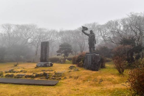 '산악계의 전설'을 기리는 고상돈 공원에는 동상과 기념비가 자리하고 있다. (제주일보 자료사진)