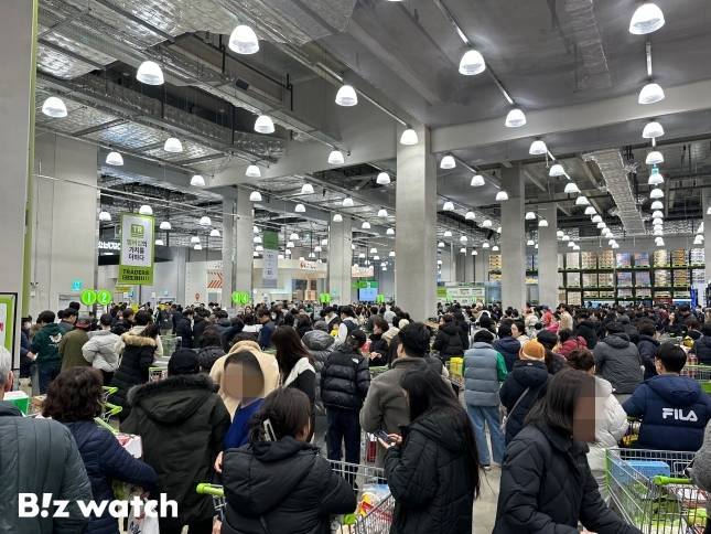 지난 2월 14일 오전 문을 연 트레이더스 마곡점의 계산대에 많은 고객이 줄을 서고 있다. / 사진=정혜인 기자 hij@
