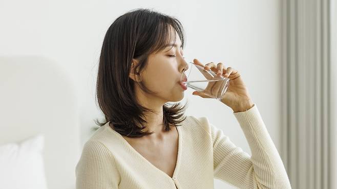 물을 충분히 마시지 않아 느끼는 갈증을 배고픔이라고 착각할 수 있다 | 출처: 클립아트코리아