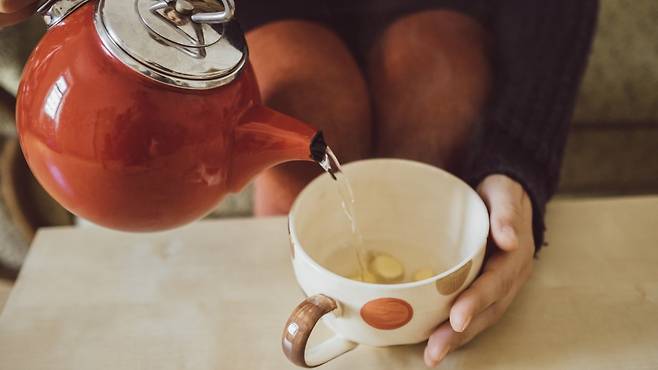 천천히 호흡하며 따뜻한 차를 마시는 것은 진정 효과를 준다 | 출처: 클립아트코리아