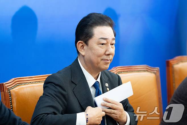 김병기 더불어민주당 원내대표가 30일 서울 여의도 국회에서 열린 원내대책회의에서 원내대표직 사퇴를 밝힌 후 일어서고 있다. 2025.12.30/뉴스1 ⓒ News1 유승관 기자