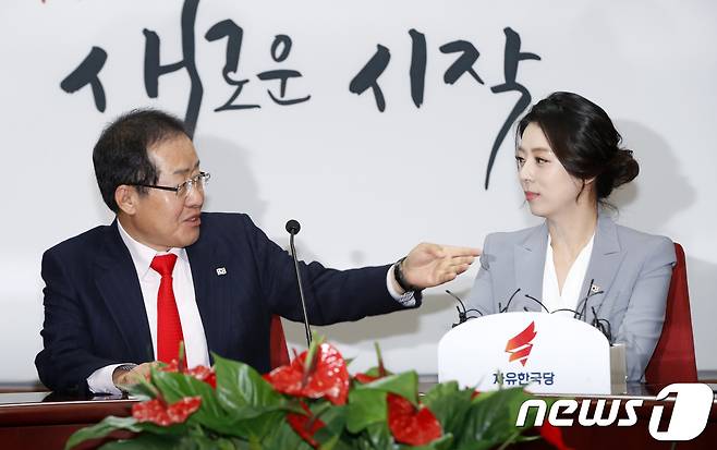 2018년 3월 9일 당시 홍준표 자유한국당 대표가 서울 여의도 당사에서 열린 영입인사 환영식에서 배현진 전 MBC 아나운서와 대화하고 있다. 2018.3.9/뉴스1 ⓒ News1 안은나 기자