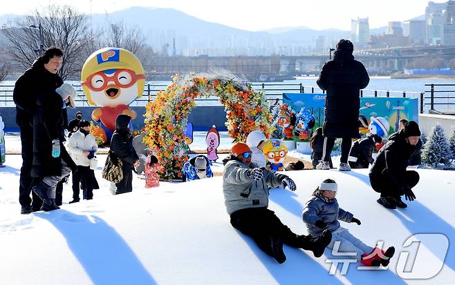 31일 서울 광진구 뚝섬한강공원 눈썰매장을 찾은 외국인 관광객들과 시민들이 '뽀로로와 친구들 테마존'에서 눈놀이를 즐기고 있다. 서울시는 겨울철을 맞이해 이날부터 2026년2월18일까지 50일 간 뚝섬, 잠원, 여의도 한강공원 3곳에 눈썰매장을 개장한다. 각 눈썰매장에는 어린이들이 좋아하는 대표적 캐릭터인 뽀로로와 친구들이 각각 색다른 모습으로 시민들을 반길 예정이다. 2025.12.31/뉴스1 ⓒ News1 이호윤 기자