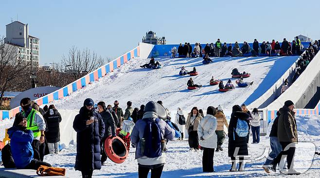 31일 서울 광진구 뚝섬한강공원 눈썰매장을 찾은 외국인 관광객들과 시민들이 썰매를 즐기고 있다. 2025.12.31/뉴스1 ⓒ News1 이호윤 기자