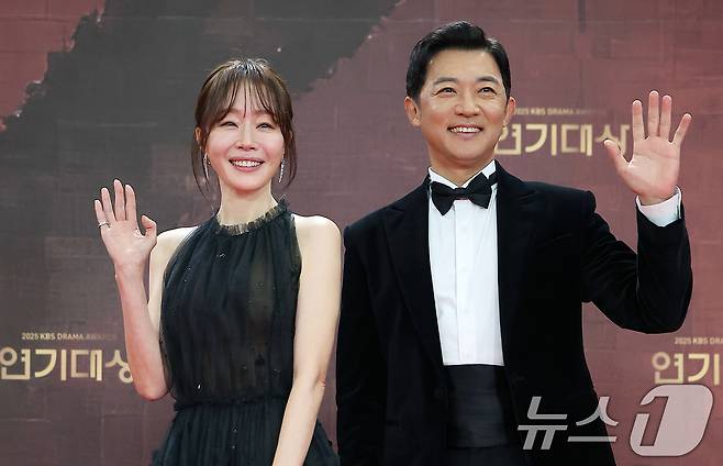 배우 엄지원과 안재욱이 31일 오후 서울 영등포구 KBS 신관에서 진행된 ‘2025 KBS 연기대상’ 레드카펫 행사에 참석해 포즈를 취하고 있다. 2025.12.31/뉴스1 ⓒ News1 김진환 기자