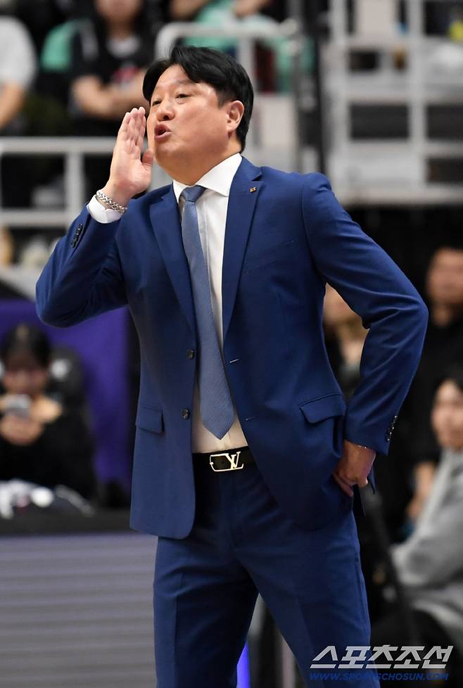 30일 수원 KT소닉붐아레나에서 열린 프로농구 수원 KT와 서울 삼성의 경기. 문경은 감독이 작전 지시를 하고 있다. 수원=박재만 기자 pjm@sportschosun.com/2025.12.30/