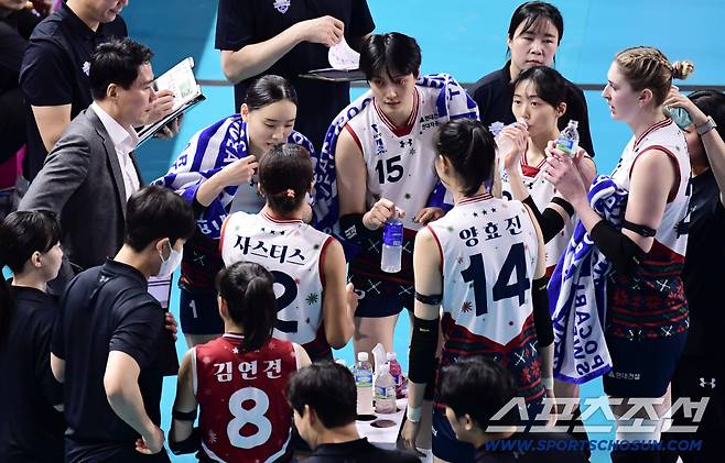 31일 인천 삼산월드체육관에서 열린 V리그 여자부 흥국생명과 현대건설의 경기. 선수들에게 작전을 전달하는 현대건설 강성형 감독. 인천=송정헌 기자songs@sportschosun.com/2025.12.31/