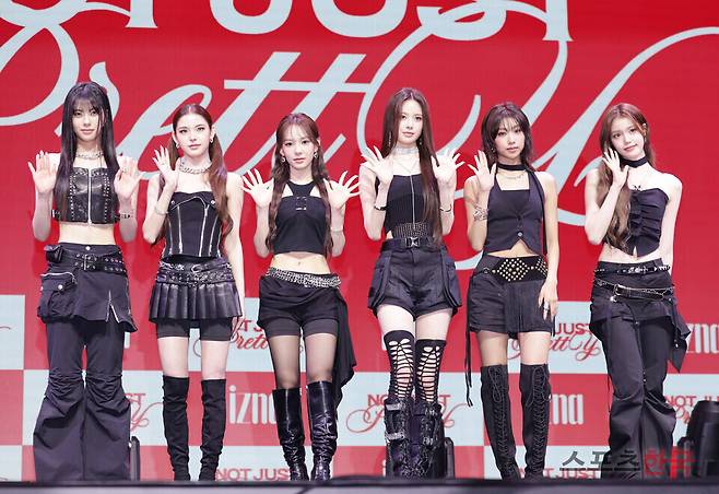 그룹 이즈나(izna). 25.9.30ⓒ이혜영 기자 lhy@hankooki.com