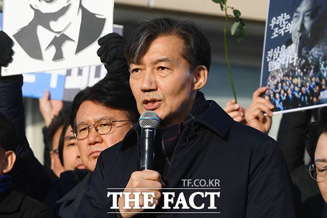 조국혁신당의 2025년은 창당의 상징이자 '쇄빙선’으로 불렸던 조국 대표의 수감 후 맞은 혹독한 한 해였다. 자녀 입시비리 혐의 등으로 징역형이 확정돼 수감되는 조국 전 조국혁신당 대표가 지난해 12월16일 오전 경기도 의왕시 서울구치소로 출석하며 발언하고 있다. /더팩트 DB