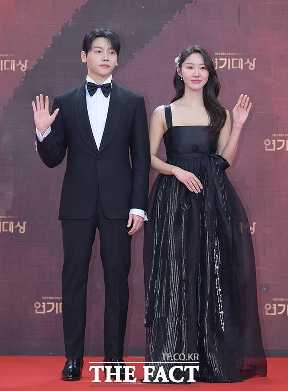 배우 권도형(왼쪽)과 한그루가 31일 오후 서울 영등포구 여의도 KBS 신관에서 열린 'KBS 연기대상' 포토월에 참석해 포즈를 취하고 있다. /박헌우 기자