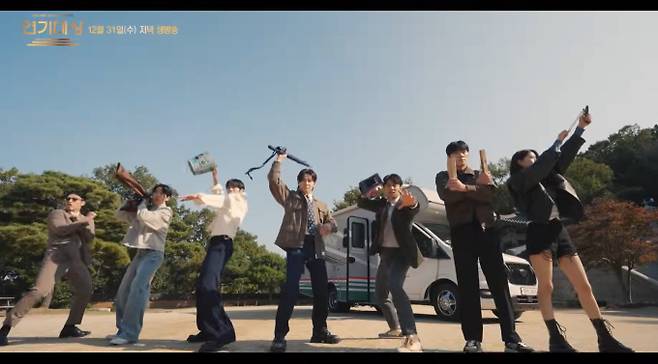 '2025 KBS 연기대상'이 31일 오후 7시 10분 KBS홀에서 개최된다. MC는 3년 연속 진행을 맡은 장성규와 남지현, 문상민이 나선다. 최대 관전 포인트인 대상 후보에는 양조장 가족극 '독수리 5형제를 부탁해!'의 안재욱·엄지원, 복수극 '신데렐라 게임'의 나영희, 스릴러물 '은수 좋은 날'의 이영애·김영광 등이 거론된다.